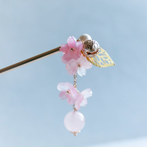 ゆらゆら揺れる桜と天然石のかんざし 鈴付き さくら 和装髪飾り ゆらゆら揺れる桜と天然石のかんざし 鈴付き さくら 和装髪飾り