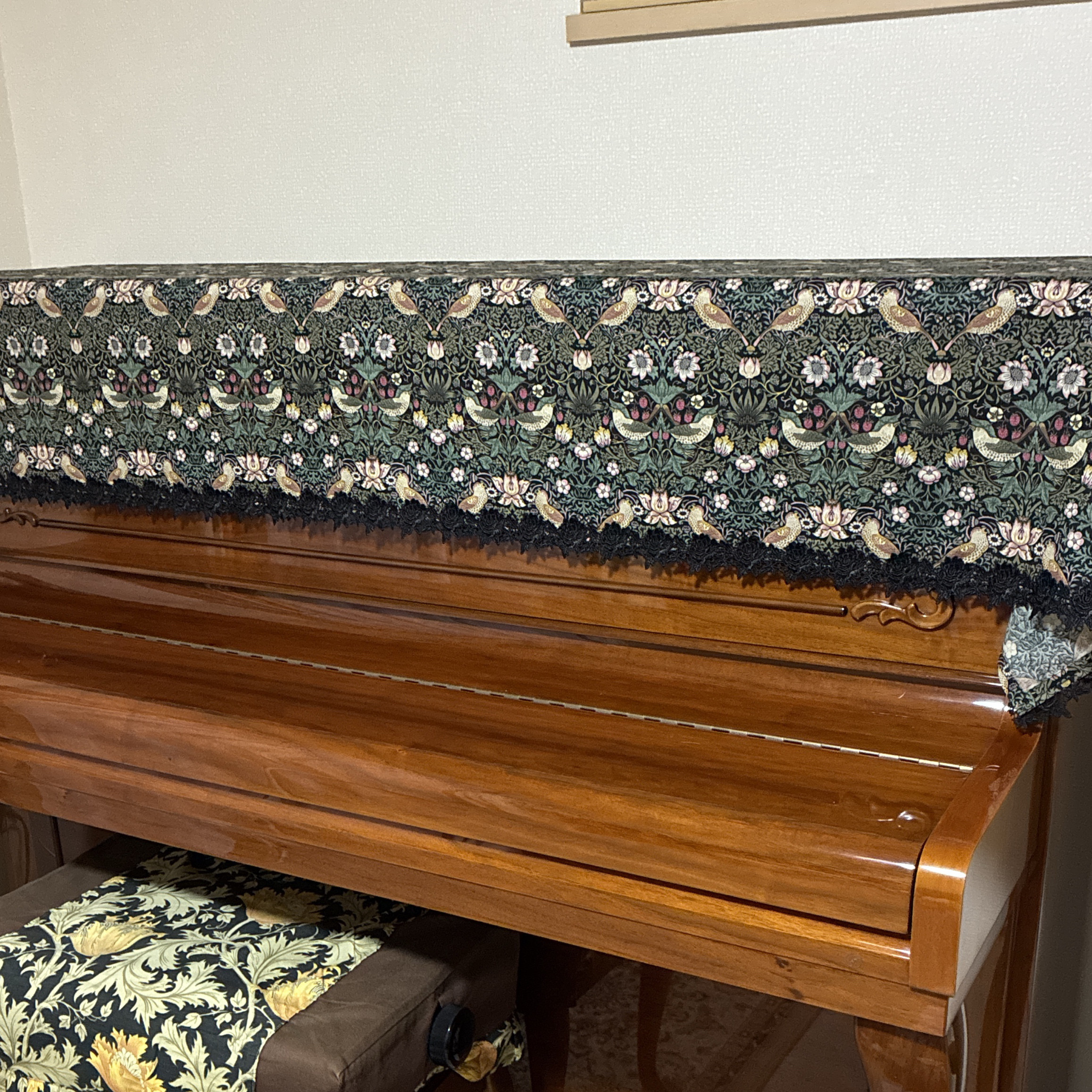 ウイリアムモリス「いちご泥棒」黒×緑✖赤／高級ピアノカバー・電子ピアノカバー（８８鍵対応）