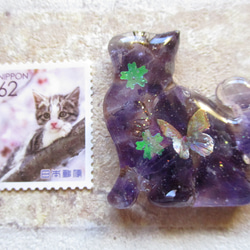 ◇3471完売 アメジストの子猫と蝶　オルゴナイトのブローチ・中サイズ ※１点物 6枚目の画像