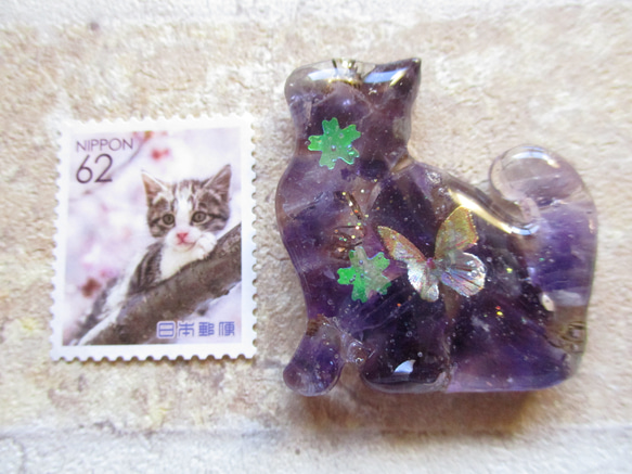 ◇3471完売 アメジストの子猫と蝶　オルゴナイトのブローチ・中サイズ ※１点物 6枚目の画像