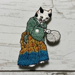 手刺繍浮世絵ブローチ＊歌川国芳「流行猫の曲手まり」より 1枚目の画像