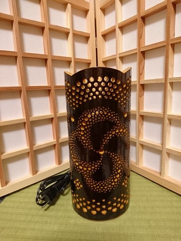 竹製フロアスタンド「華」A-1(表皮焦がしタイプ)　カザグルマ　竹あかり　ランプシェード 4枚目の画像