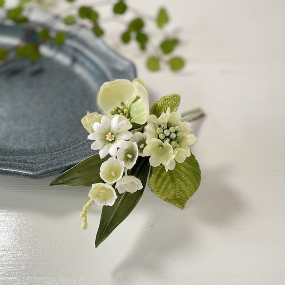 布花グリーンの好きな人に嬉しいブーケコサージュ　すずらん、オオデマリ、ハナミズキと小花たち　大人フォーマル2023 4枚目の画像