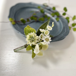 布花グリーンの好きな人に嬉しいブーケコサージュ　すずらん、オオデマリ、ハナミズキと小花たち　大人フォーマル2023 8枚目の画像