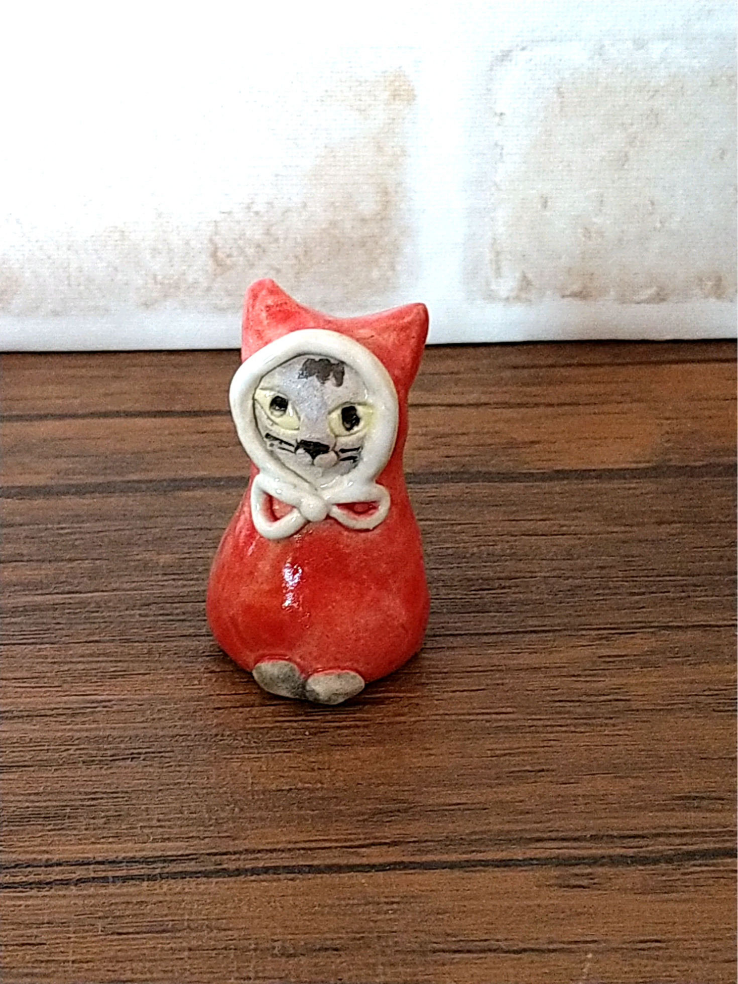 陶器の赤い頭巾を被った猫の置物 その他置物 potterytoi 通販