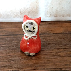 陶器の赤い頭巾を被った猫の置物 その他置物 potterytoi 通販