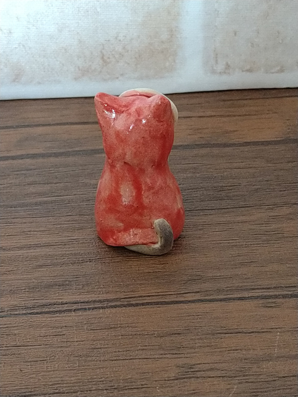 陶器の赤い頭巾を被った猫の置物 4枚目の画像