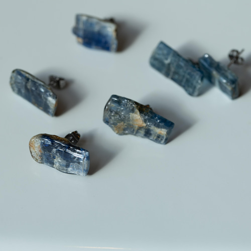 カイヤナイト 原石ピアス / イヤリング アレルギー対応 天然石 鉱物