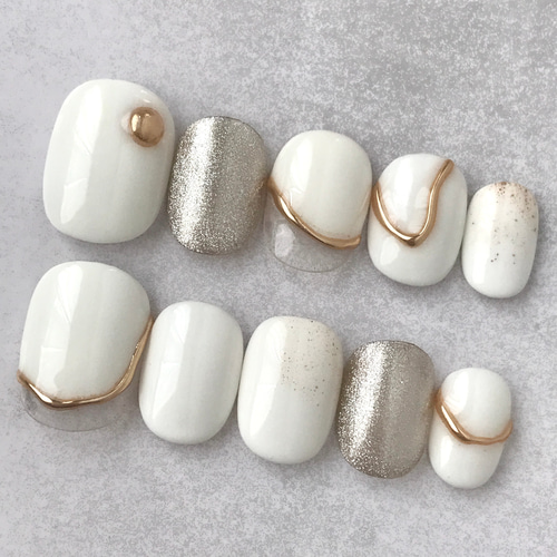 ネイルチップ オーダー キルティング 韓国 ミラー ニュアンス マグネット 白 ホワイトとシルバーのニュアンスネイル ミラーネイル 金色ゴールド