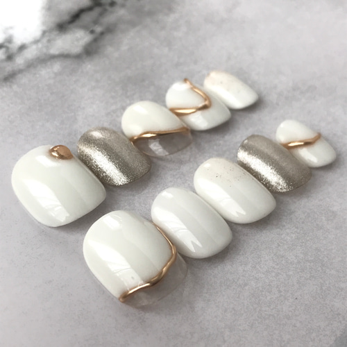 ホワイトとシルバーのニュアンスネイル ミラーネイル 金色ゴールド