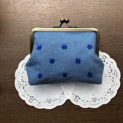 手刺繍のがま口財布　小花　ブルー 1枚目の画像