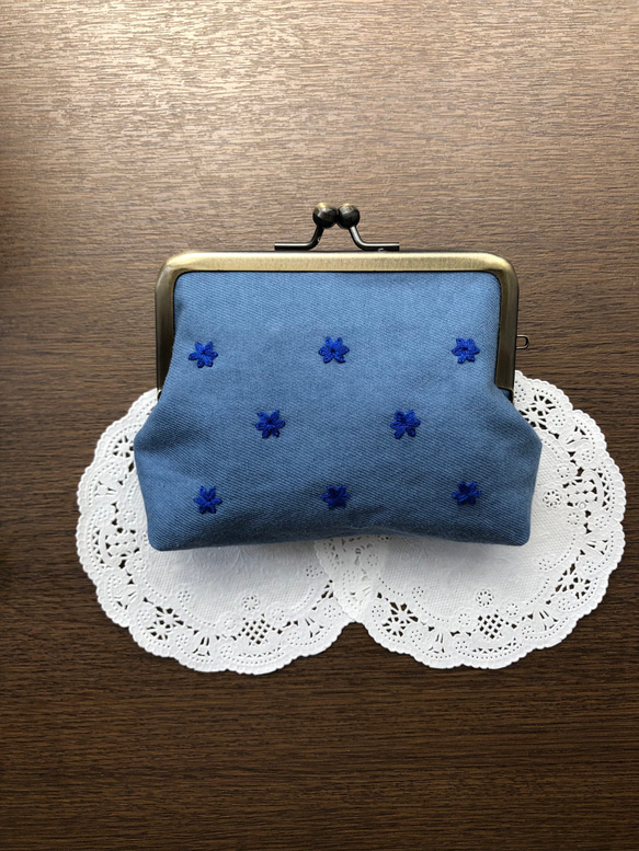 手刺繍のがま口財布　小花　ブルー 1枚目の画像