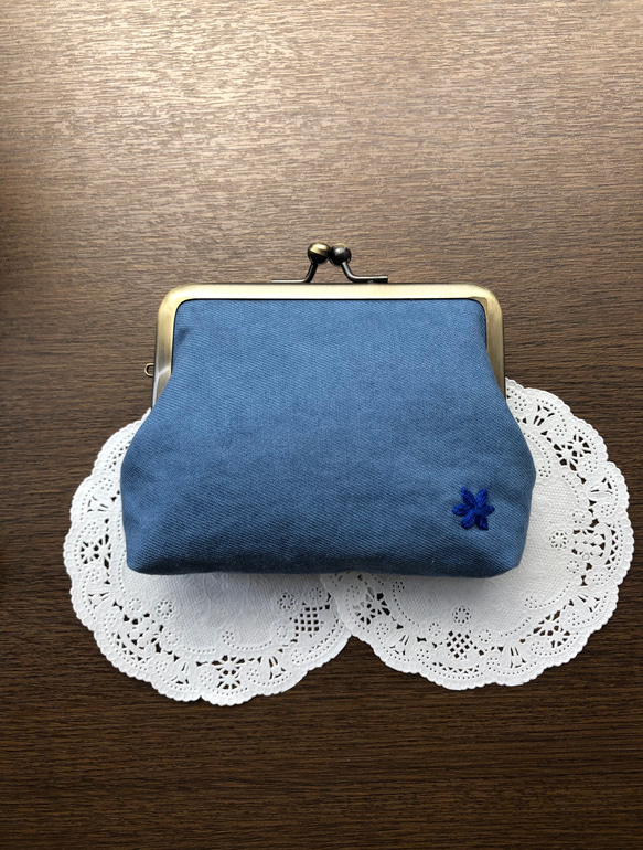 手刺繍のがま口財布　小花　ブルー 2枚目の画像
