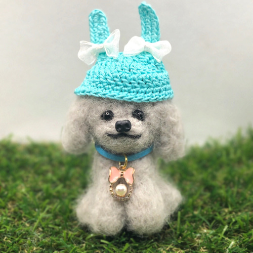 羊毛フェルト うさぎ帽子を被ったトイプードル シルバー 羊毛フェルト 