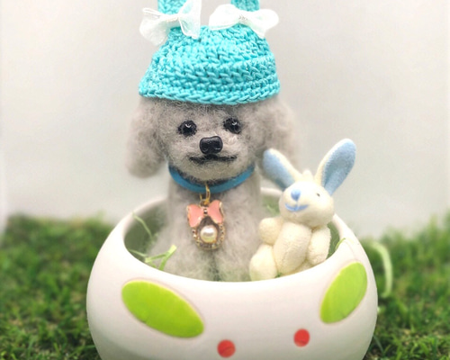 羊毛フェルト うさぎ帽子を被ったトイプードル シルバー 羊毛フェルト