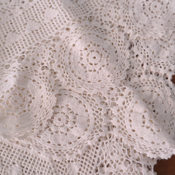 ドイツの手仕事/優しいアイボリー色の手編みレース テーブルクロス (ヴィンテージ リメイク素材） 15枚目の画像