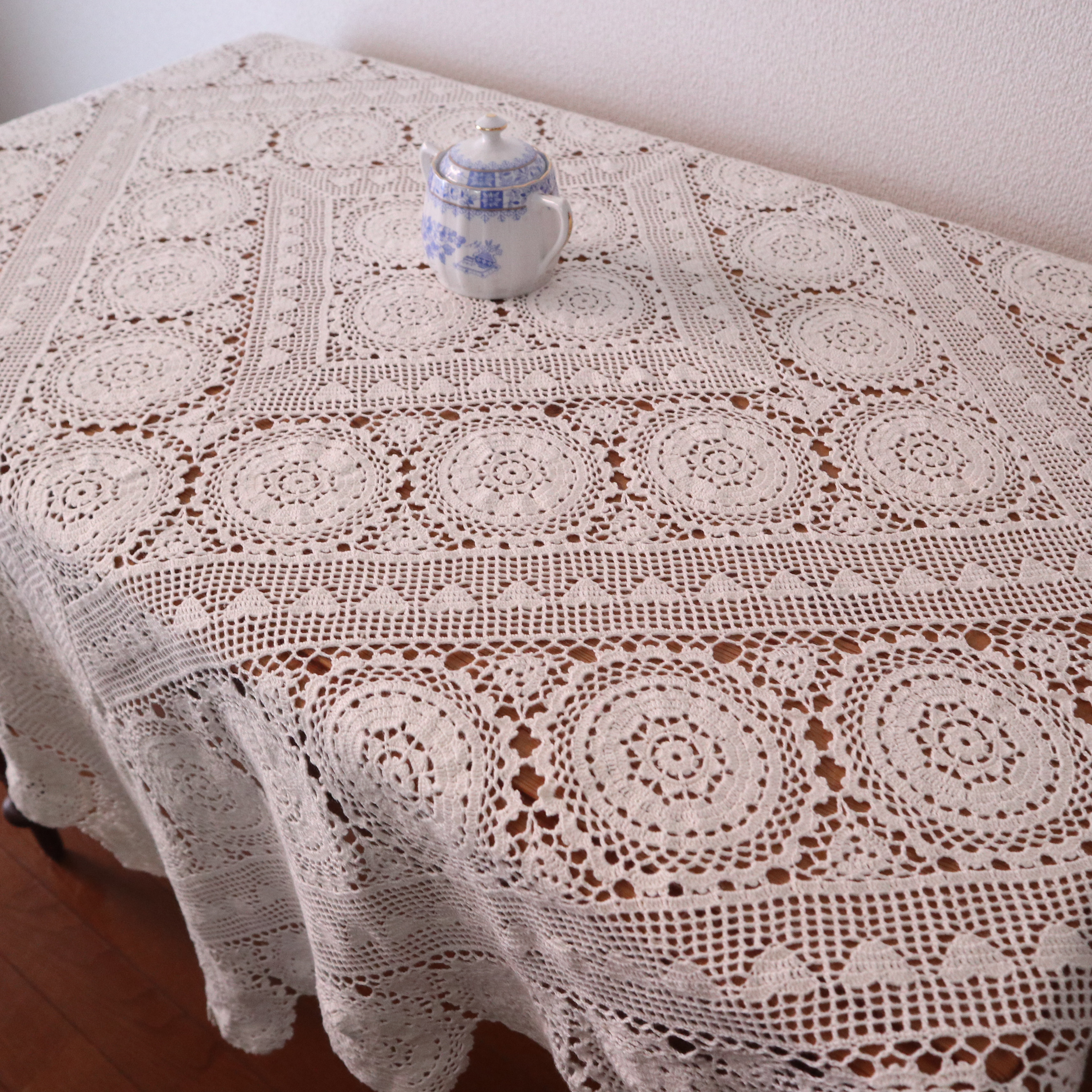 ハンドメイド　テーブルクロスパンツ　レース　ハンガリー刺繍生地使用　リメイク 刺繍の国ハンガリーの可愛いお花のテーブルクロス150×156cm ge