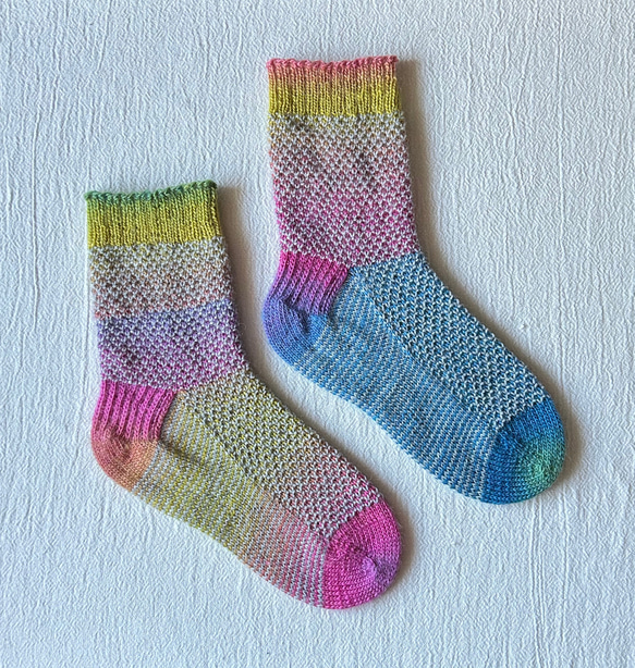 手編みの靴下  - rainbow × gray - 2枚目の画像