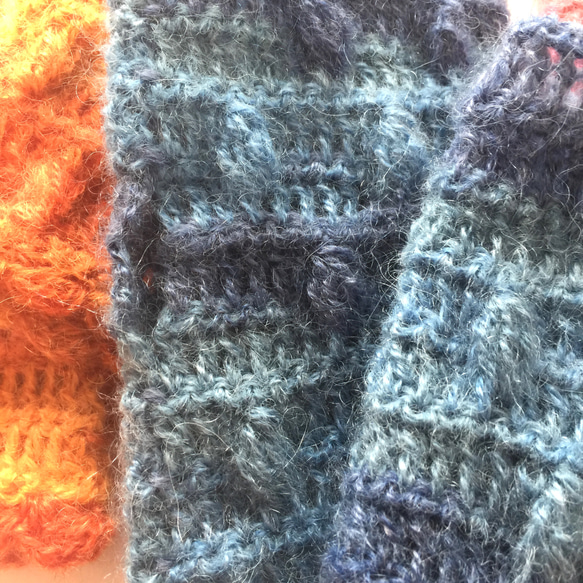 【冬物一掃半額セール】【３色展開】玉編みが可愛いハンドウォーマー 4枚目の画像