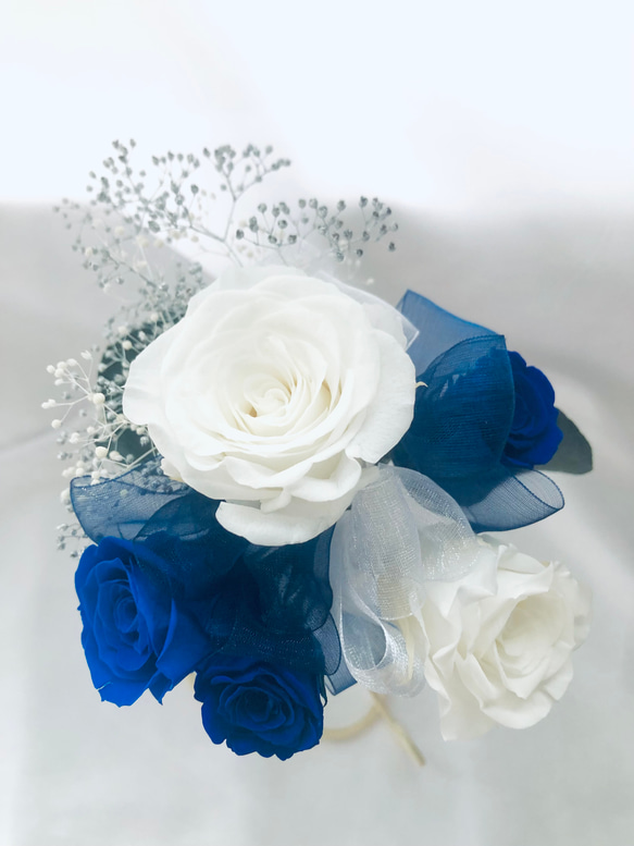 プリザーブドフラワー青と白薔薇のふんわり花束 4枚目の画像