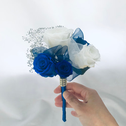 プリザーブドフラワー青と白薔薇のふんわり花束 5枚目の画像