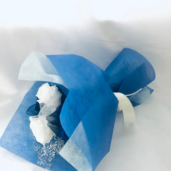 プリザーブドフラワー青と白薔薇のふんわり花束 3枚目の画像