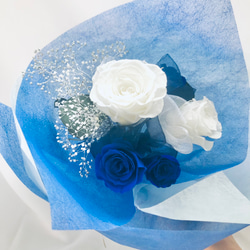 プリザーブドフラワー青と白薔薇のふんわり花束 2枚目の画像