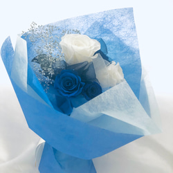 プリザーブドフラワー青と白薔薇のふんわり花束 1枚目の画像