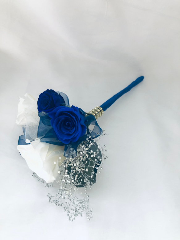 プリザーブドフラワー青と白薔薇のふんわり花束 8枚目の画像