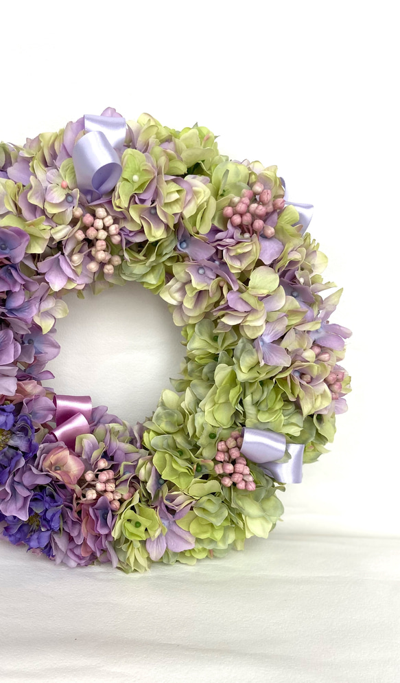 紫陽花とリボンのリース　アーティフィシャルフラワーアレンジメント　色のグラデーションを楽しんで… 4枚目の画像
