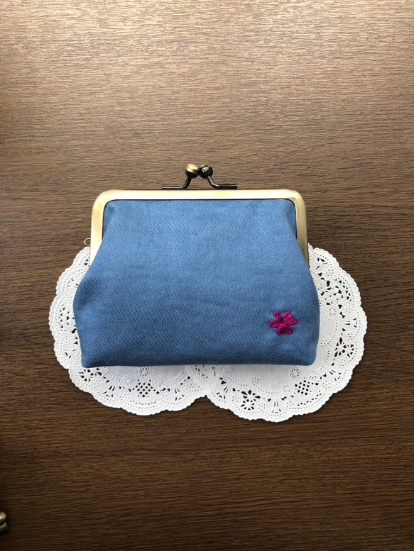 手刺繍のがま口財布　小花　ピンク 2枚目の画像