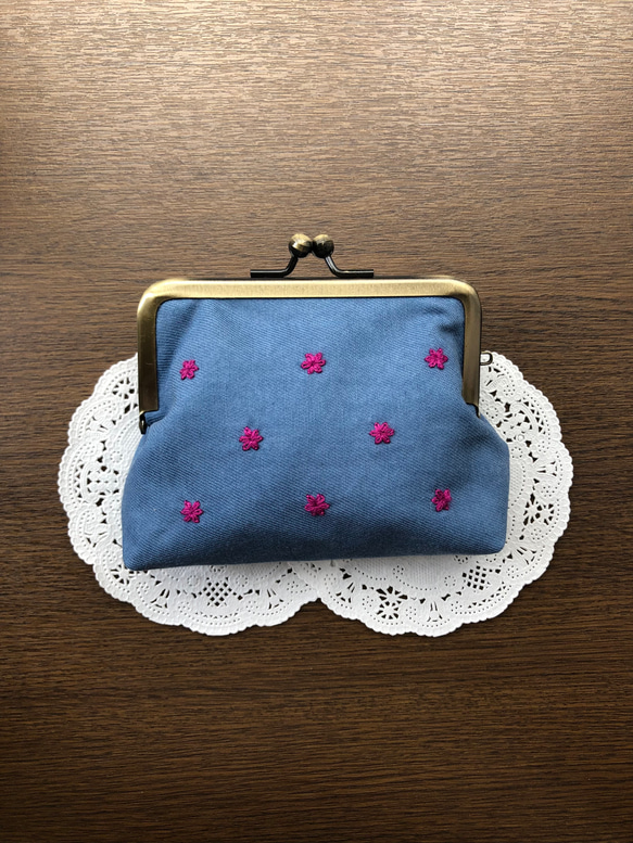 手刺繍のがま口財布　小花　ピンク 1枚目の画像