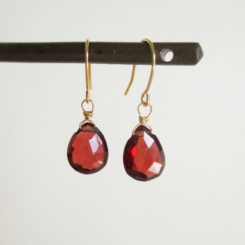 K18・K10】1月の誕生石 ガーネット ペアシェイプ 1粒ドロップピアス