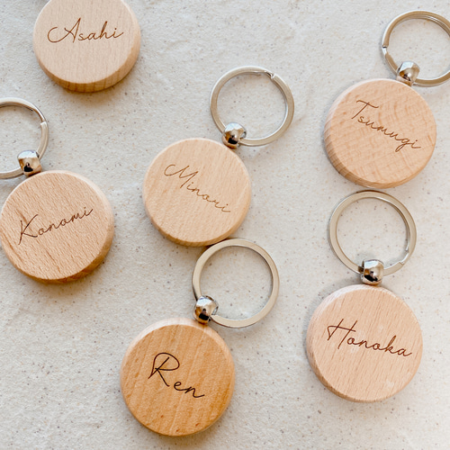 ネームキーホルダー 名前入りキーホルダー 名入れギフト 席札 木製 記念品 f4a094082f99b4817997fc12467f6c