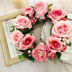 セール　30㎝リース　大輪ピンク薔薇の華やかリース　大きなリース　ギフト　薔薇リース　玄関ドア 5枚目の画像