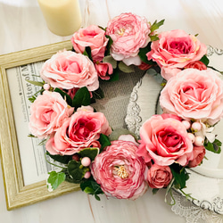 セール　30㎝リース　大輪ピンク薔薇の華やかリース　大きなリース　ギフト　薔薇リース　玄関ドア 2枚目の画像