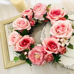セール　30㎝リース　大輪ピンク薔薇の華やかリース　大きなリース　ギフト　薔薇リース　玄関ドア 3枚目の画像