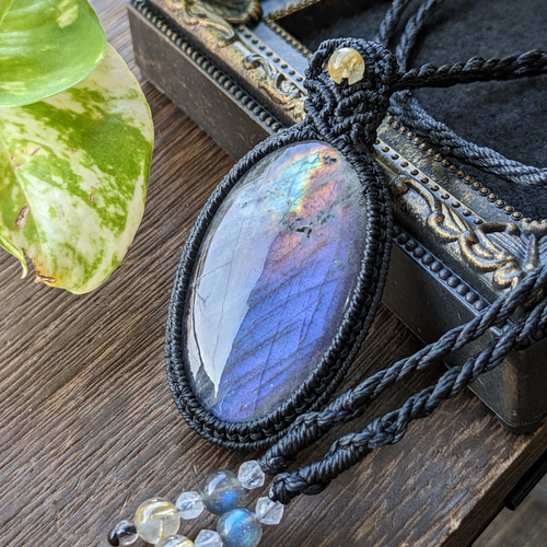 ☆大サイズ☆パープルラブラドライト☆マクラメ編みネックレス  