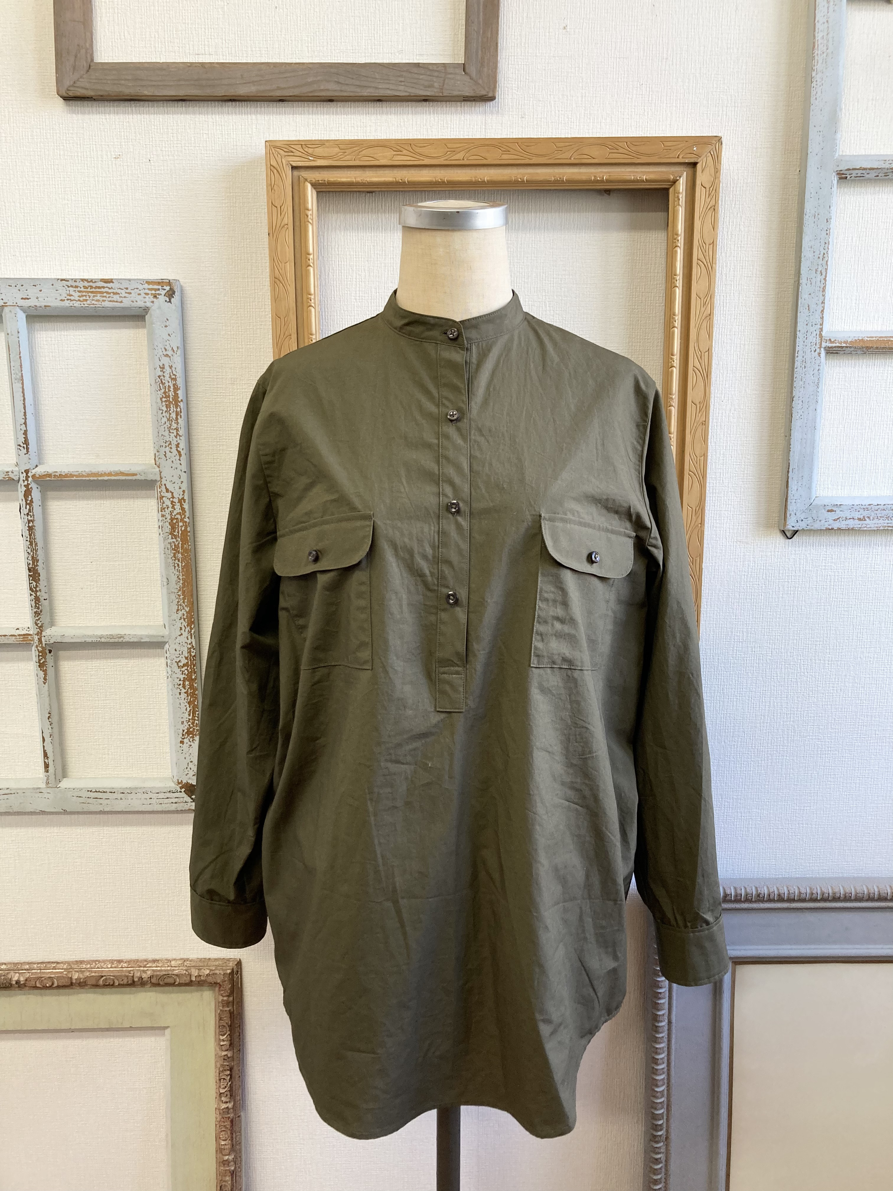 セール価格★大人カジュアル❤️スタンドカラーのポケット付きシャツ　カーキ（サイズ  フリー M〜L）