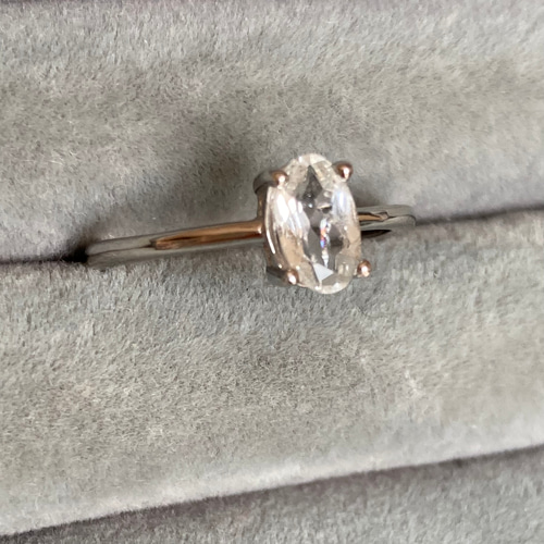 小さな虹入り 7×5mm ゴシェナイト ベリル ロジウムコーティング