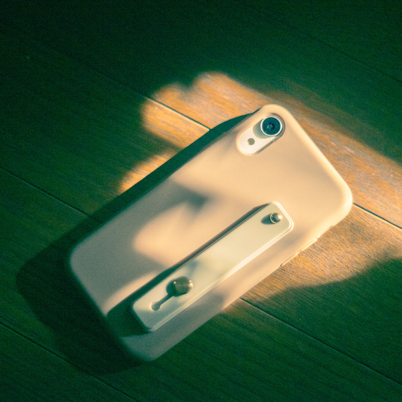 スマホケース iPhone 落下防止ベルト付き くすみカラー かわいい おしゃれ 4枚目の画像