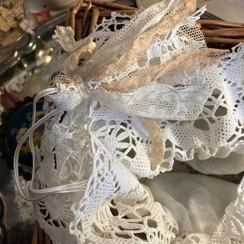 アンティーク レースリボン カゴ 大人可愛いアンティークレース尽くしの夏冬用マット2枚&巾着袋付カゴ