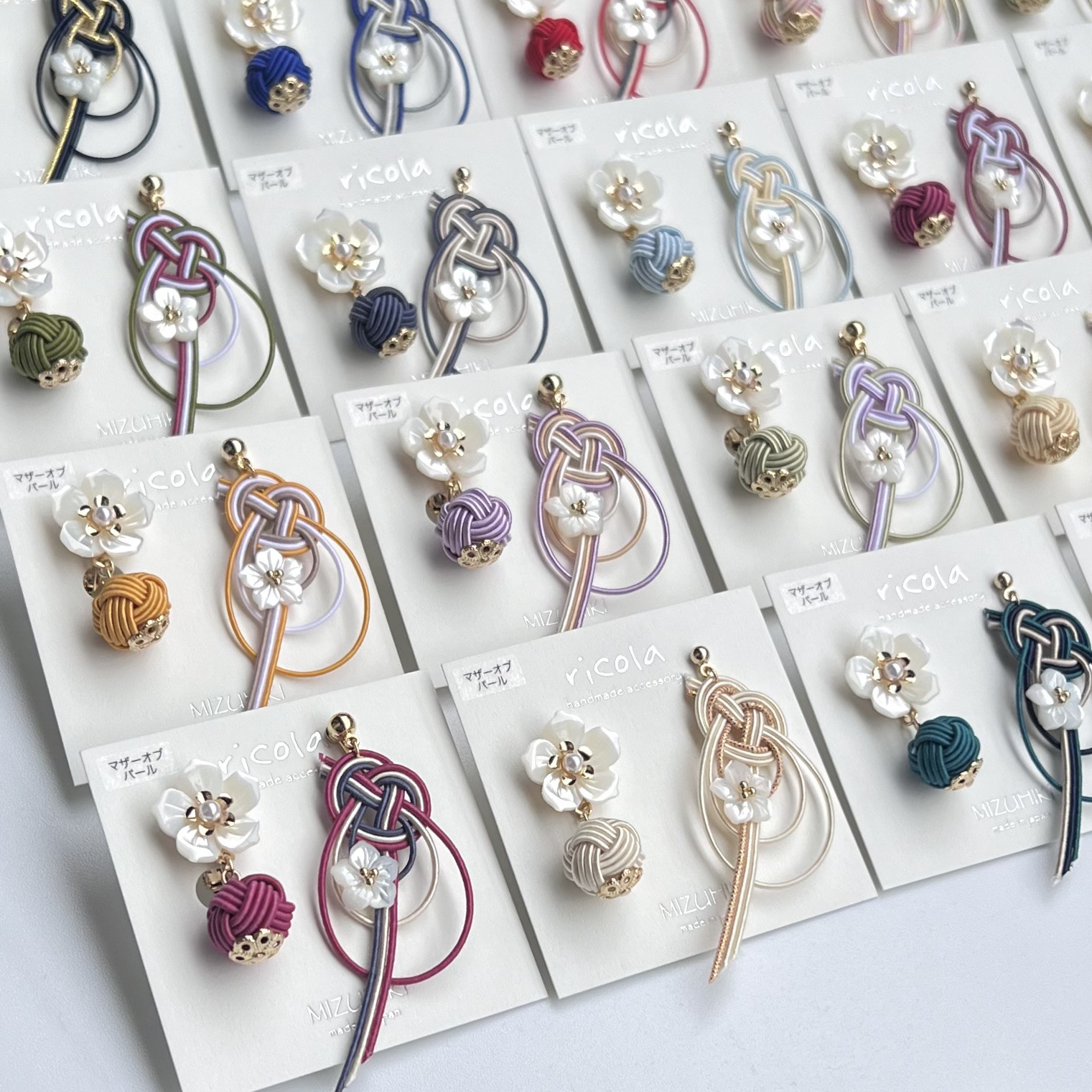 水引〜シェルフラワーのアシンメトリーピアス ピアス（スタッド