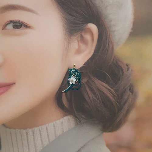 水引〜シェルフラワーのアシンメトリーピアス ピアス（スタッド・一粒