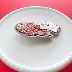 尾から食べるか、頭から食べるか　刺繍ブローチ 2枚目の画像