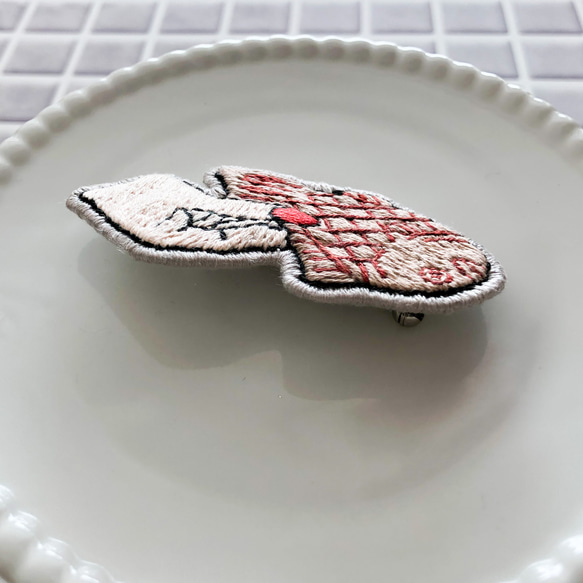 尾から食べるか、頭から食べるか　刺繍ブローチ 7枚目の画像