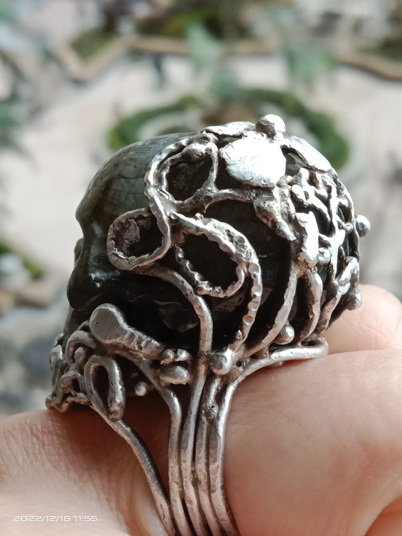 拉長石骷髏頭手工銀戒純銀戒指~「女王頭」 ~Labradorite Stone Skull Silver Ring 第13張的照片