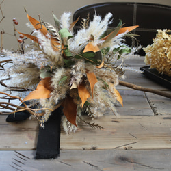 wreath「茜雲」№５　　グレビレアゴールドとパンパスグラスのリース　パンパス　 ハーフリース　つるリース 8枚目の画像