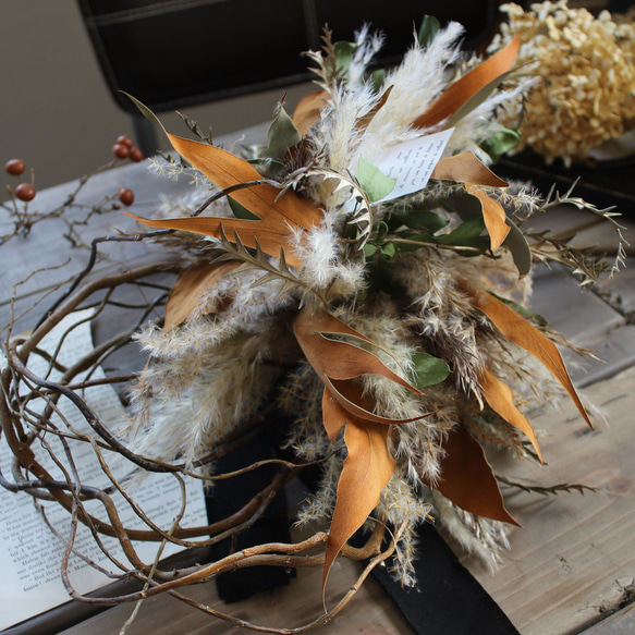 wreath「茜雲」№５　　グレビレアゴールドとパンパスグラスのリース　パンパス　 ハーフリース　つるリース 7枚目の画像