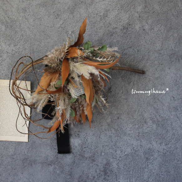 wreath「茜雲」№５　　グレビレアゴールドとパンパスグラスのリース　パンパス　 ハーフリース　つるリース 1枚目の画像